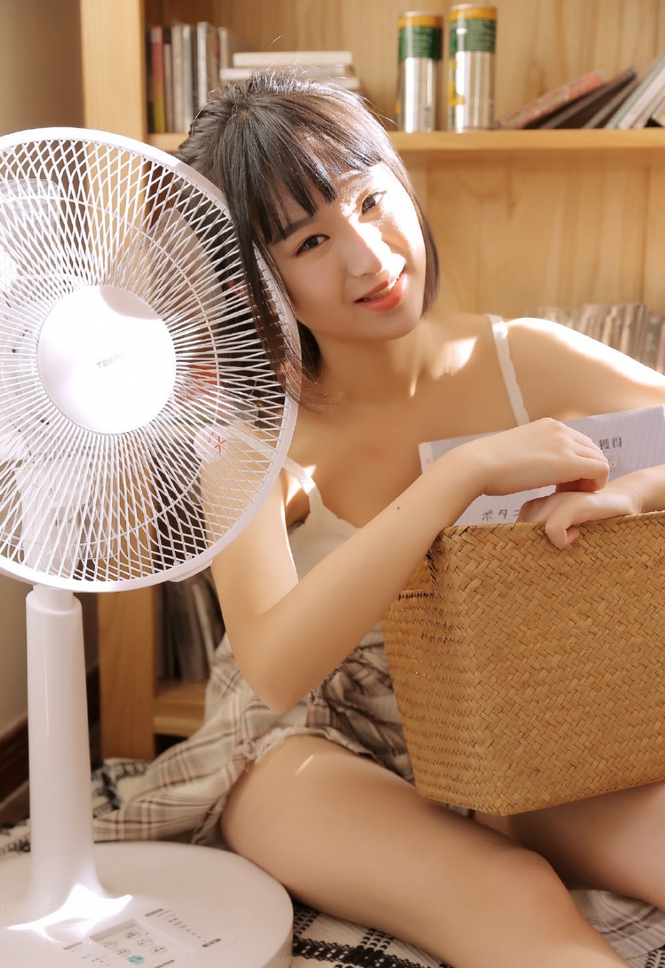 短发美少女吊带衣露白嫩肌肤嘟嘴搞怪私房写真图片