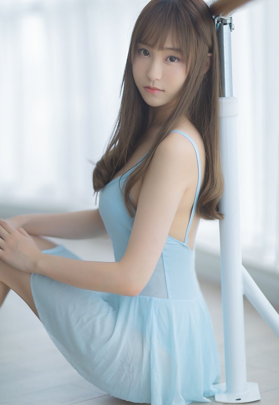 尖下巴美女吊带裸背短裙白嫩酥胸美腿若隐若现写真图片