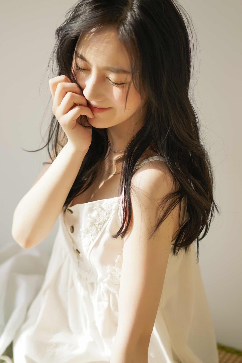 吊带睡裙美女长发披肩裸露香肩美腿私房写真图片