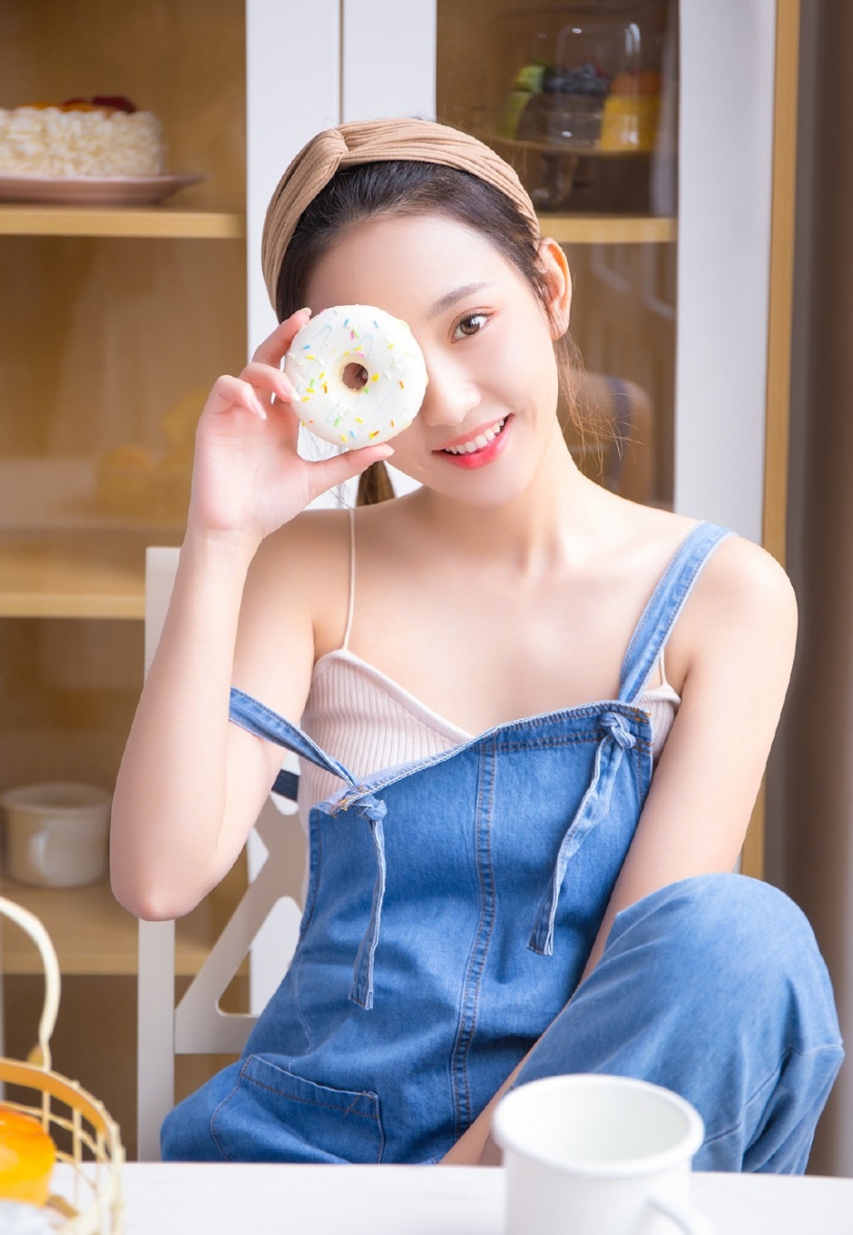 精致麻花辫小清新美女秀气面容牛仔背带裤享受美食图片