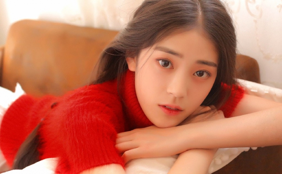 麻花辫美少女红色毛衣蕾丝短裤丝袜美腿居家写真图片