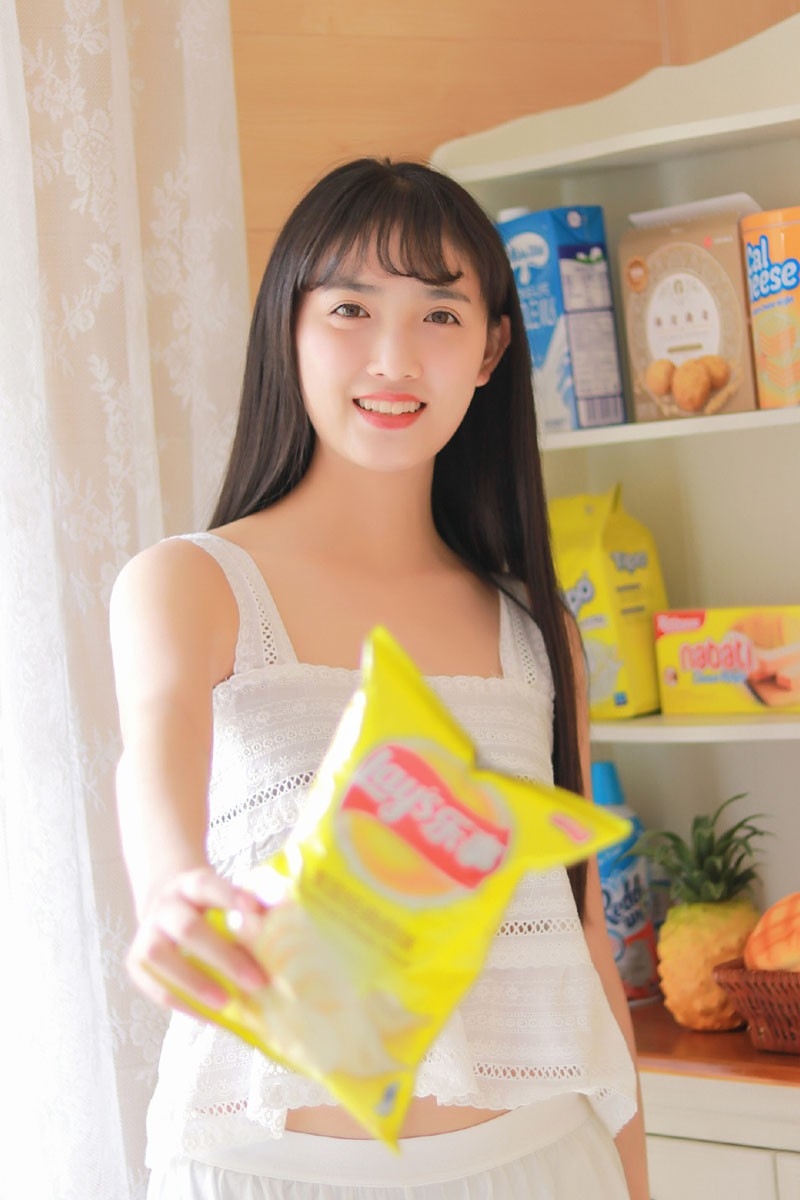 直发小姐姐水润樱唇高挑身材白色高筒长袜现美腿写真