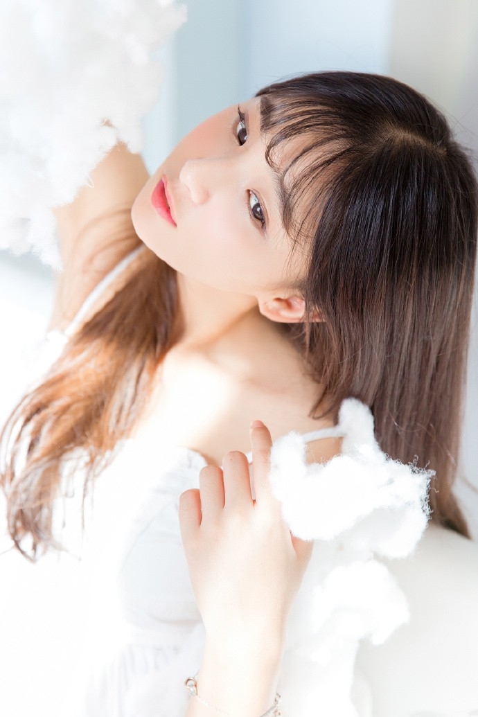 美目香唇阳光少女黄色开衫搭白色吊带裙清纯可人图片