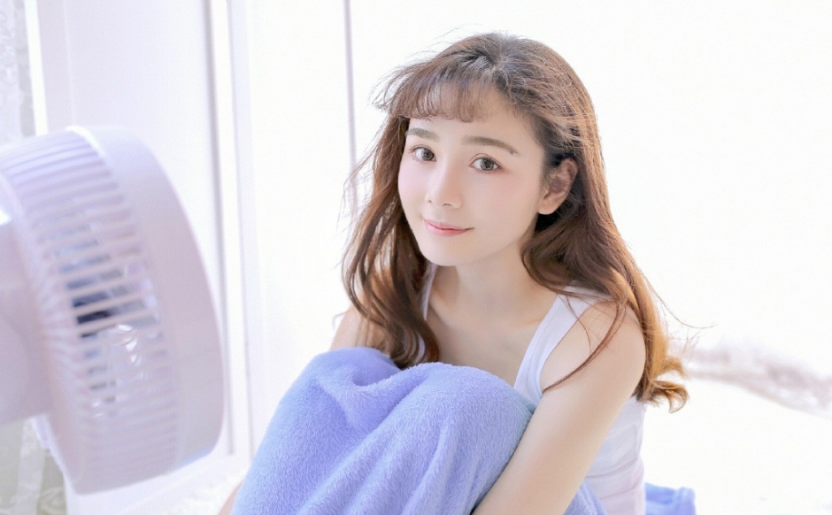 早安美少女棕色小卷毛皮肤白里透红床上舒展手脚图片