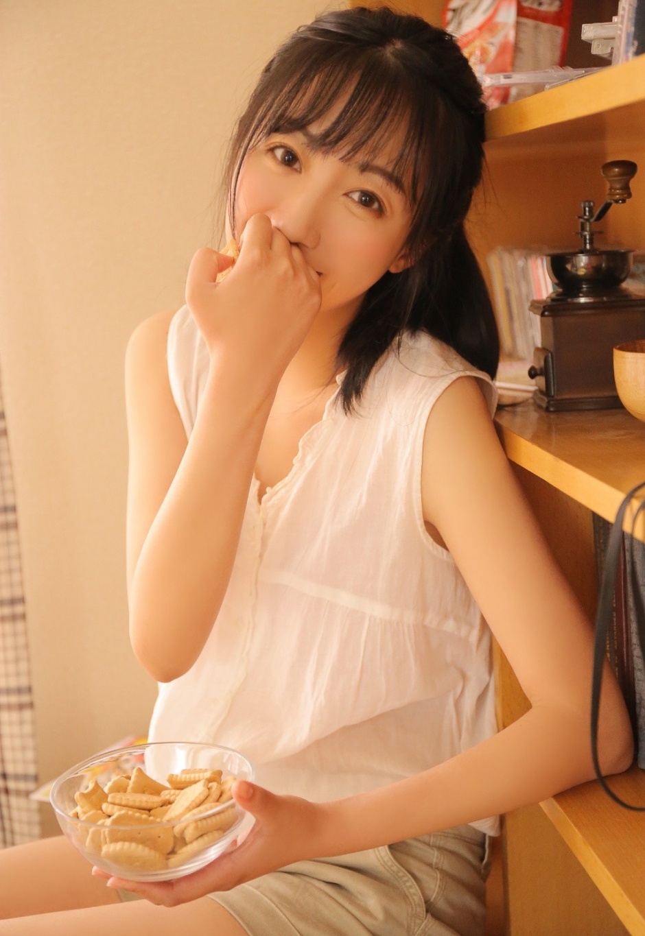 露齿甜笑美少女白衣短裤空气刘海眉清目秀温柔气质写真图片