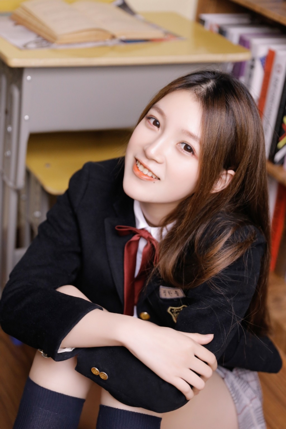樱桃小嘴美女学生妹长发飘飘学院风校服白嫩脸蛋写真图片