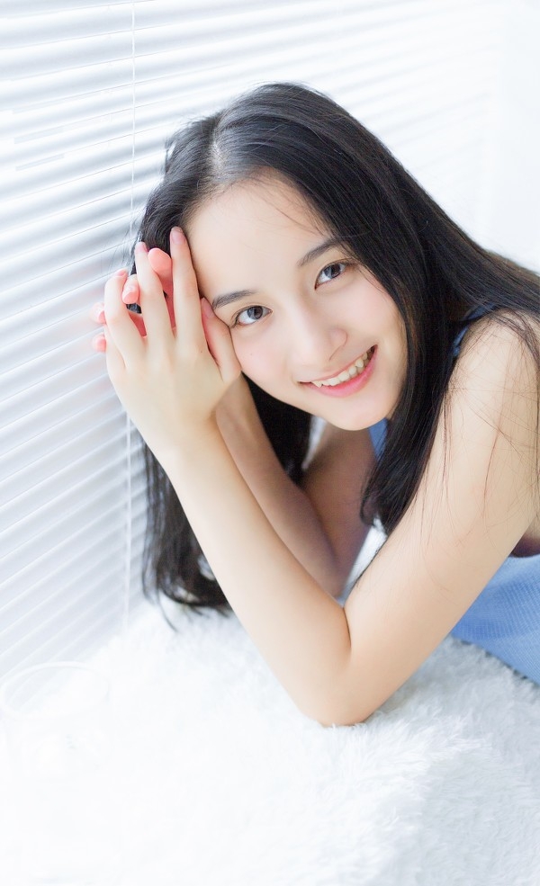 早安白嫩少女秀漂亮侧脸蓝色吊带精致锁骨窗台写真图片