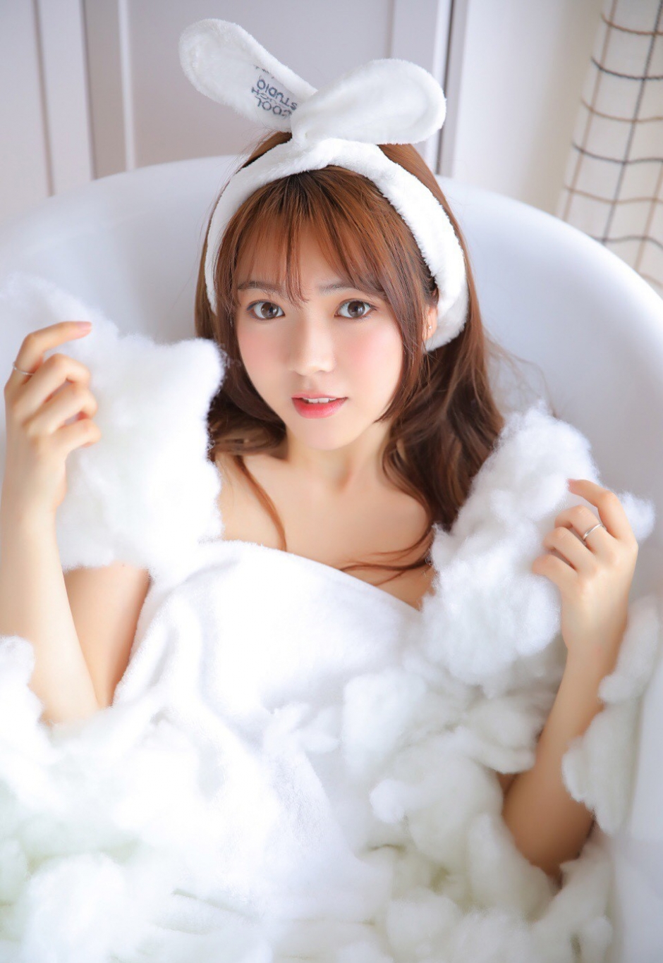 浴缸裹胸兔女郎美女脸色红润大眼迷人嘟嘴卖萌写真图片