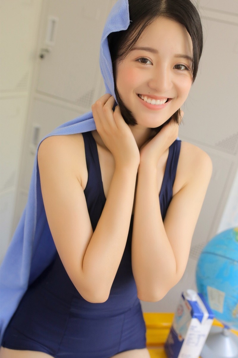 白丝长腿美少女肤若凝脂蓝色死水库泳衣展娇瘦身材图片