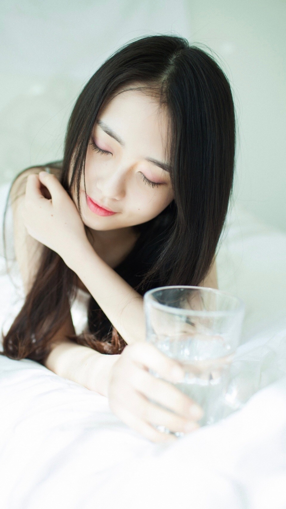 早安少女海藻长发白色吊带睡裙目光涣散神情慵懒图片