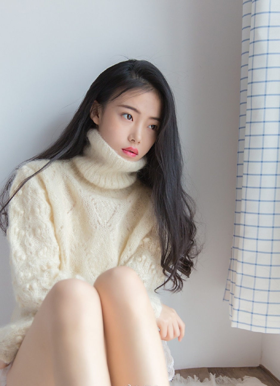 及腰长发美女娇艳香唇高领毛衣超短裤露雪白肌肤图片