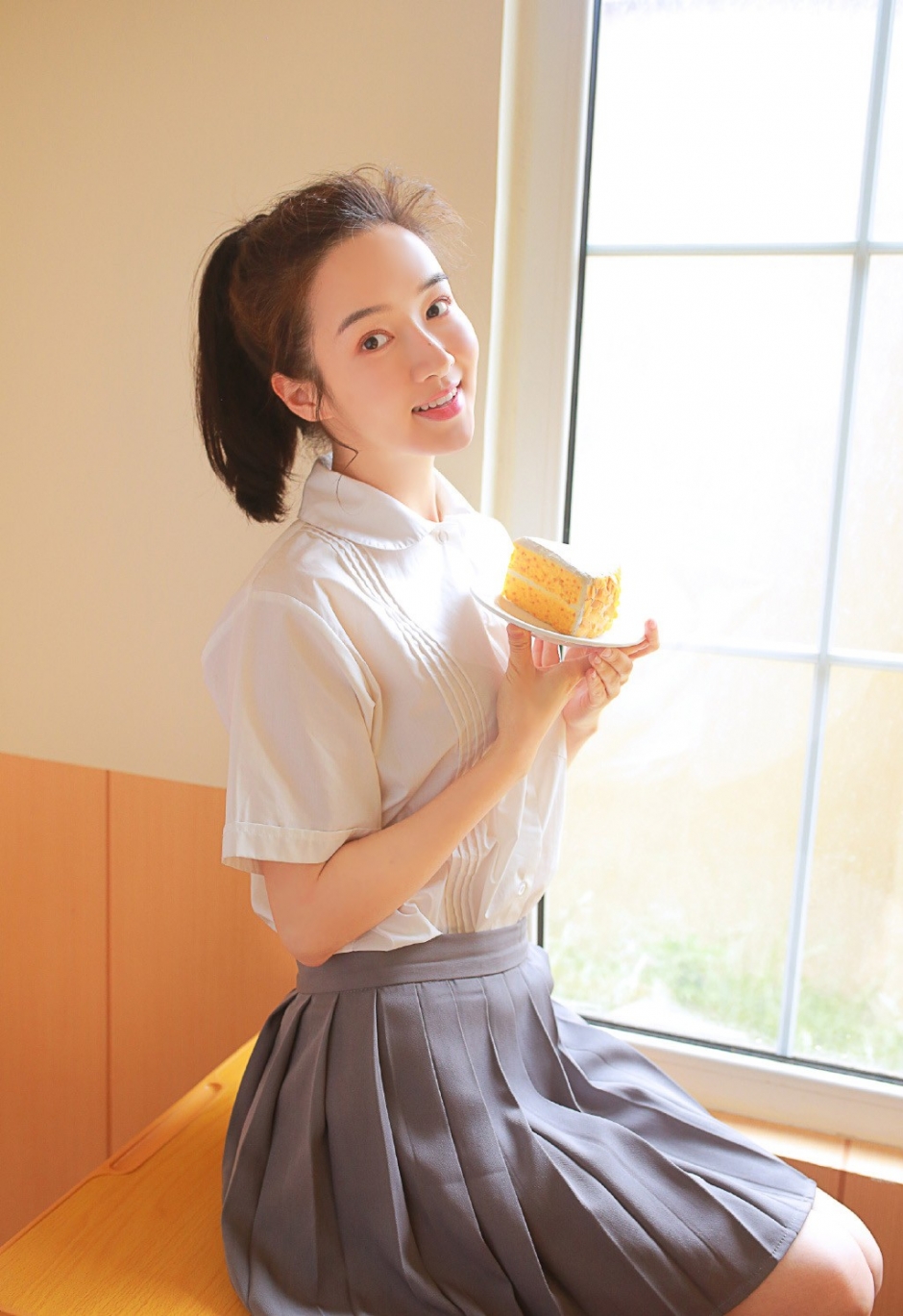 椭圆嫩脸教室美女学生灰色校服清爽马尾辫嘟嘴搞怪图片