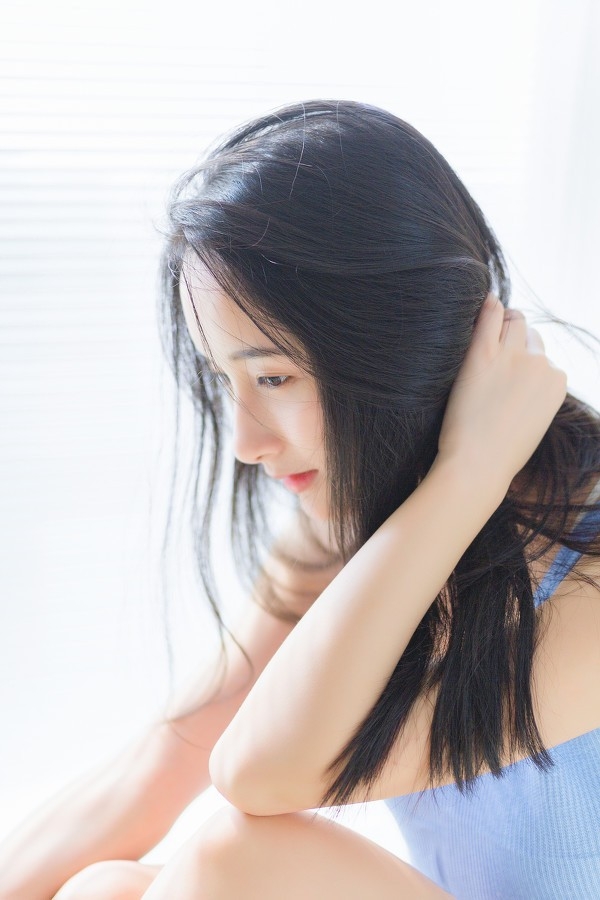 早安白嫩少女秀漂亮侧脸蓝色吊带精致锁骨窗台写真图片