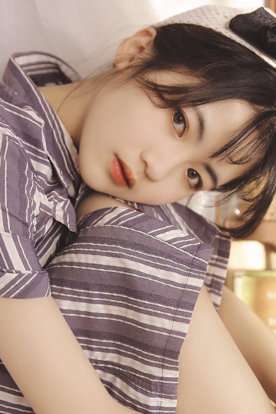 狐媚眼性感熟女红唇微张吊带睡衣雪白肌肤春光乍泄写真图片