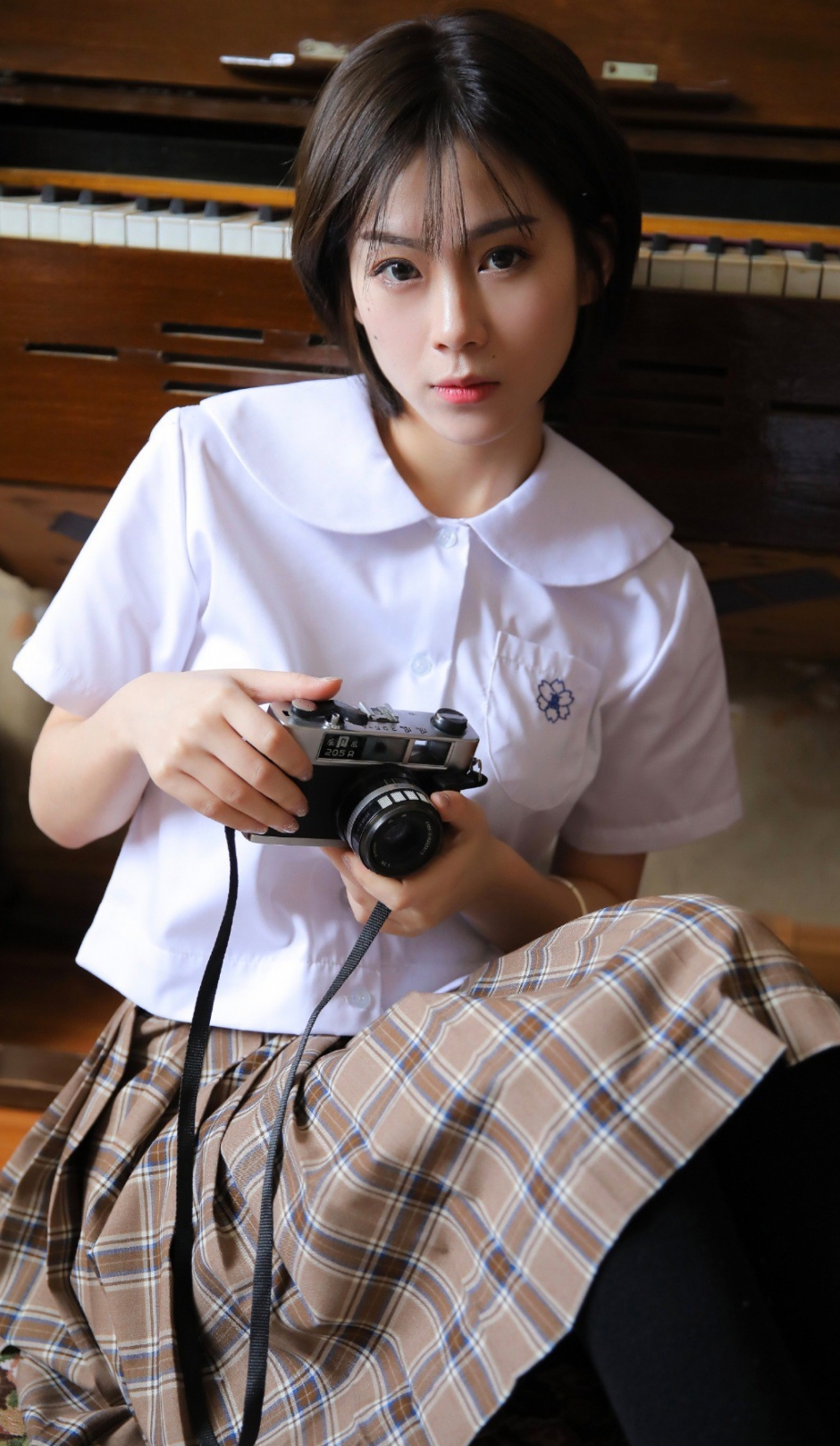 瓜子脸美女学生短发细长眼睛制服短裙清纯气质写真图片