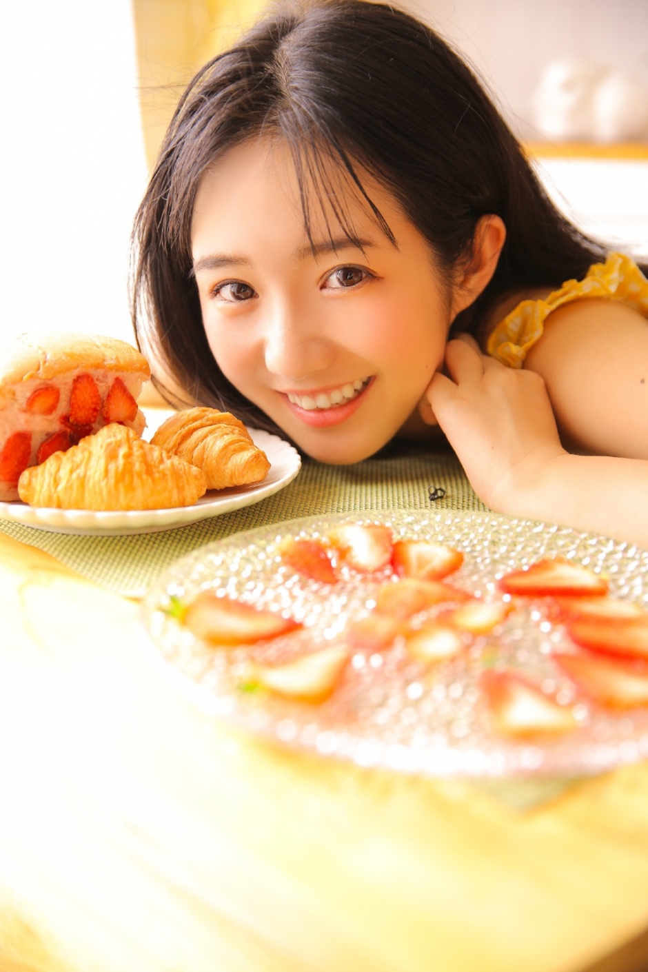 软萌萝莉乌黑长发黄色连衣裙挤眉弄眼吃草莓写真图片