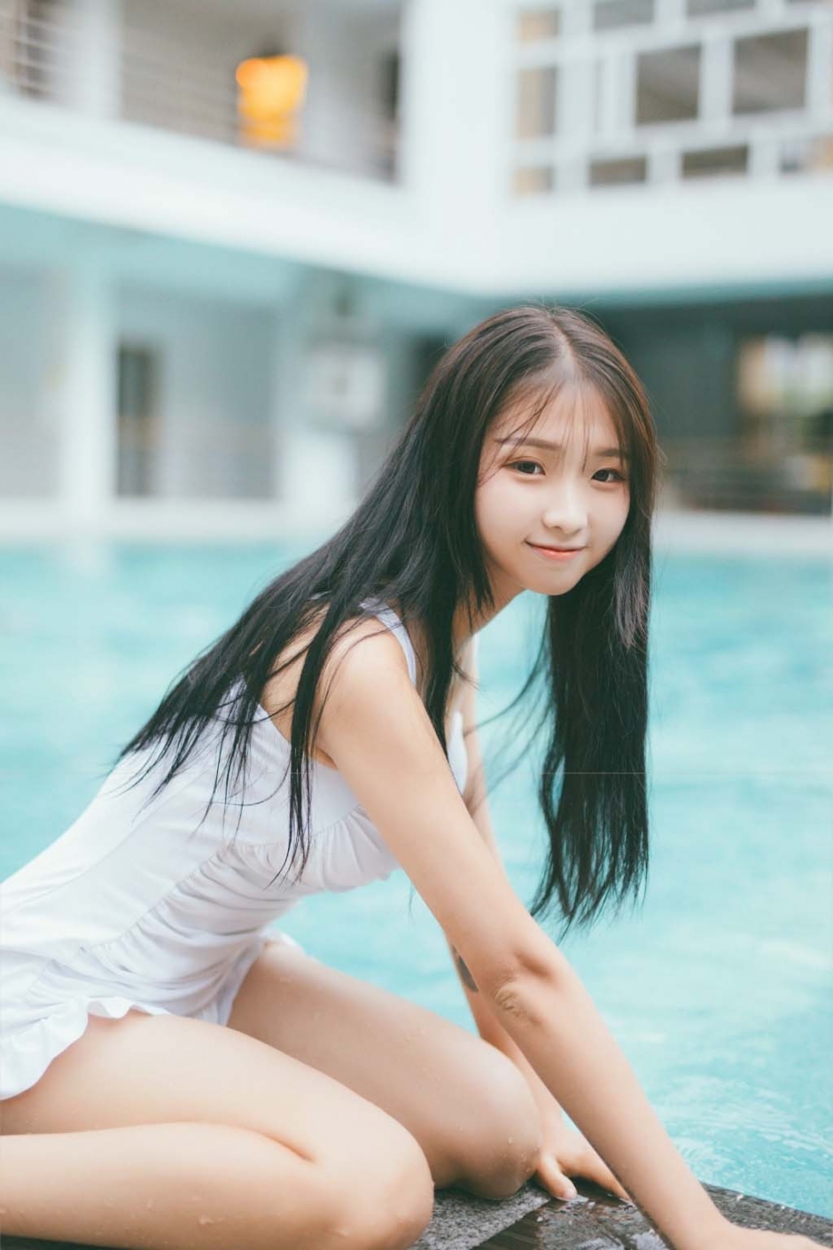 湿漉漉长发美女面容纯净白色泳衣尽显细胳膊小白腿图片