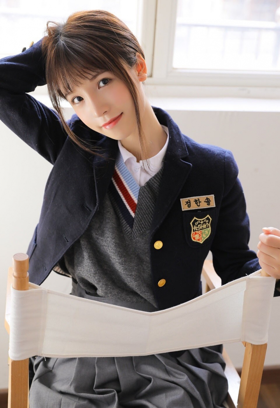 漂亮校花美女红扑扑脸蛋日系灰色短裙制服柔顺长发图片