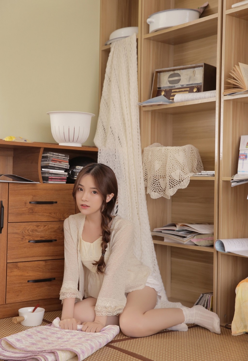 揪揪耳朵俏皮居家女生蕾丝控呆萌甜美私房照