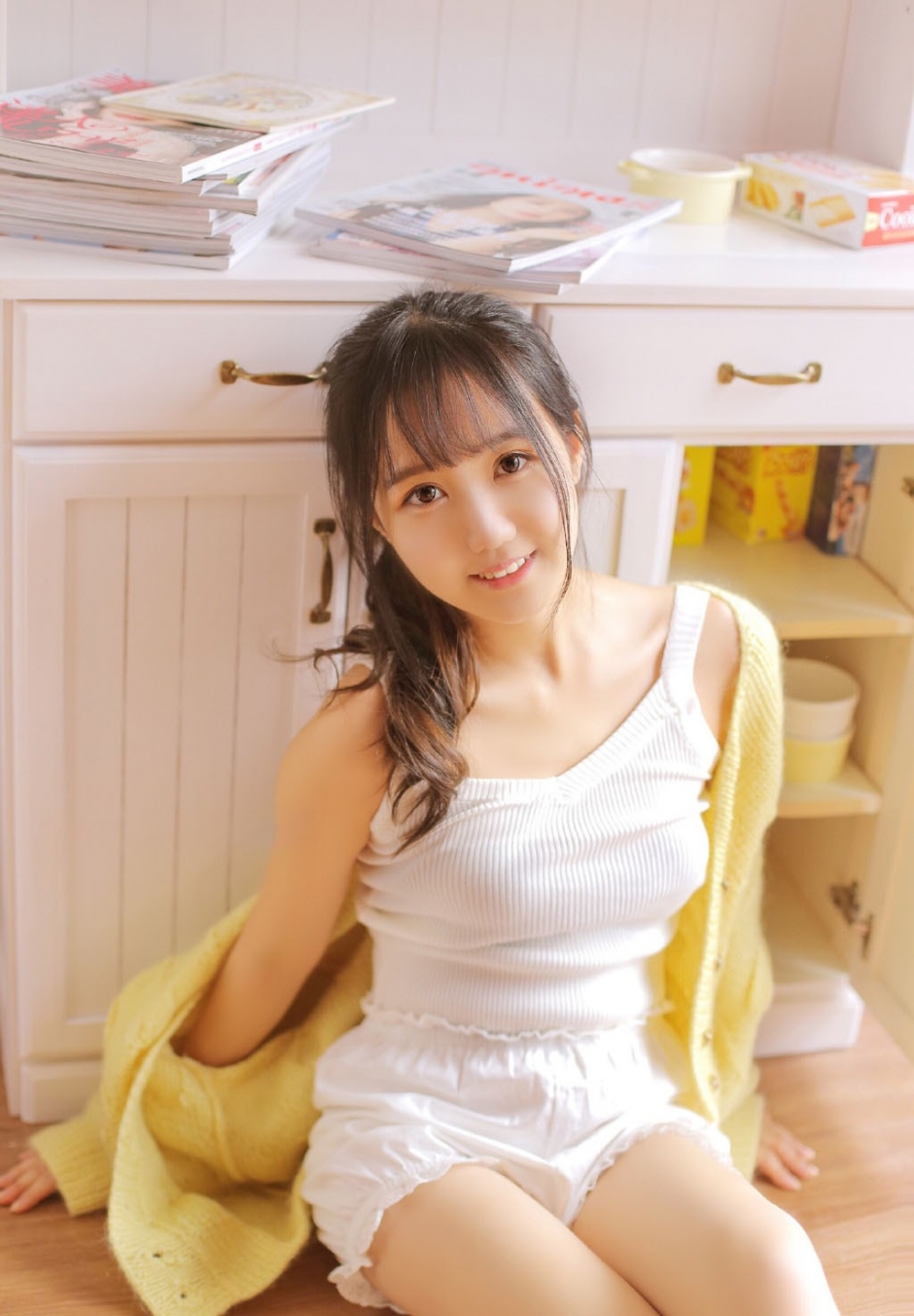 白嫩脸蛋美少女露齿甜笑吊带针织衫白丝美腿私房写真图片