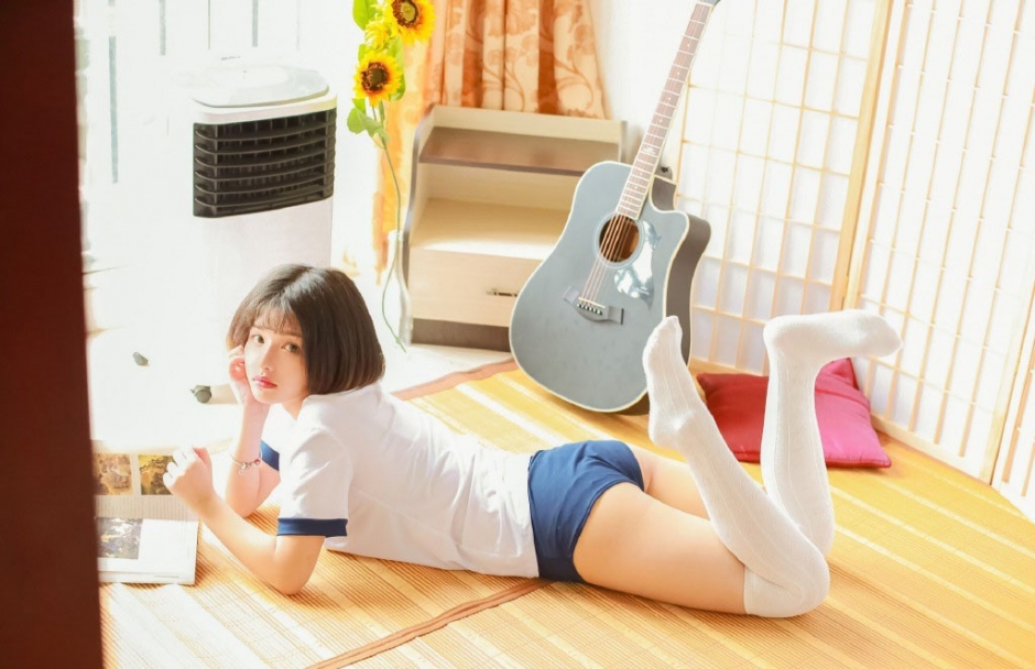 蓬松短发日系美少女绿色瞳孔书本遮面休闲运动服写真图片