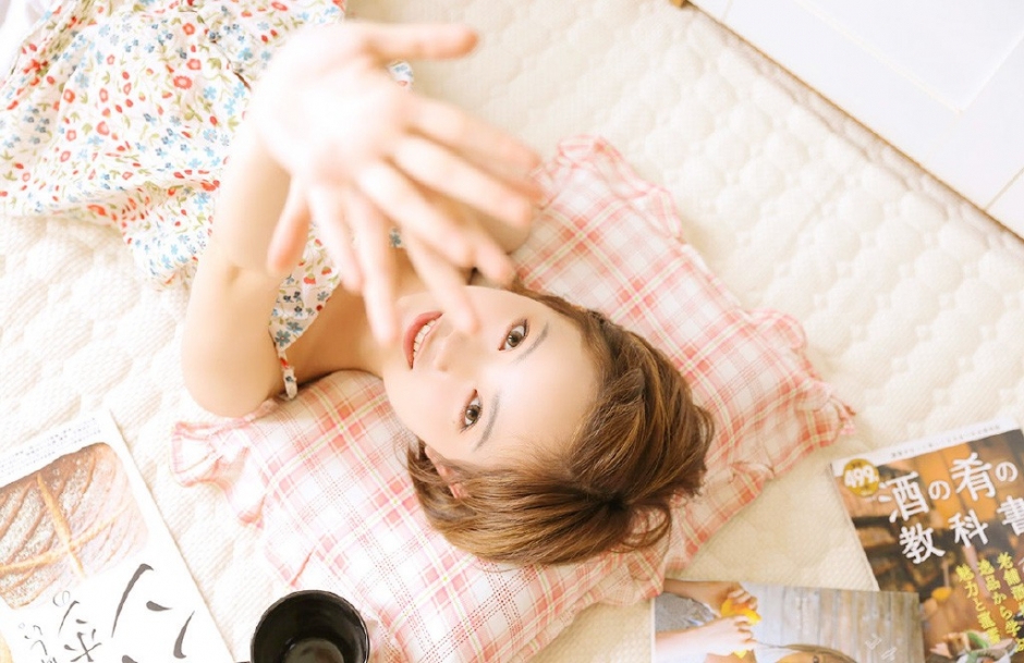 肉嘟嘟包子脸美眉精致编发吊带碎花裙露细白脖颈图片