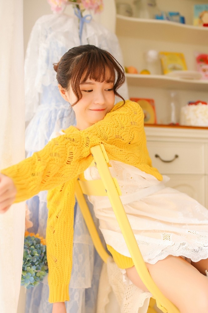 白嫩美少女黄色毛衣背带裤白丝美腿居家写真图片