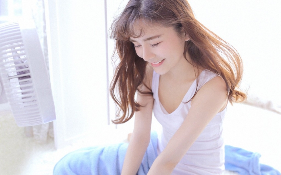 早安美少女棕色小卷毛皮肤白里透红床上舒展手脚图片