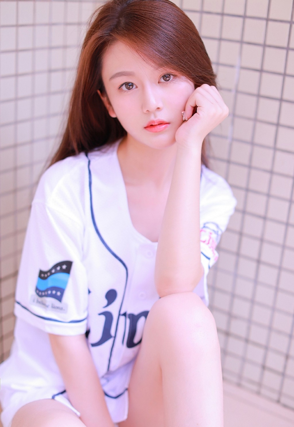 运动型美女白嫩肌肤撩长发骚动人心高清图片