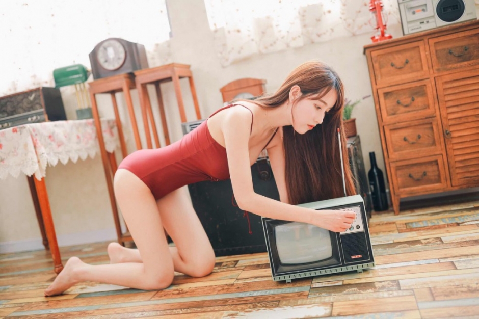 翘臀尤物美女开胸连体衣长腿美胸姿势销魂白嫩玉体写真