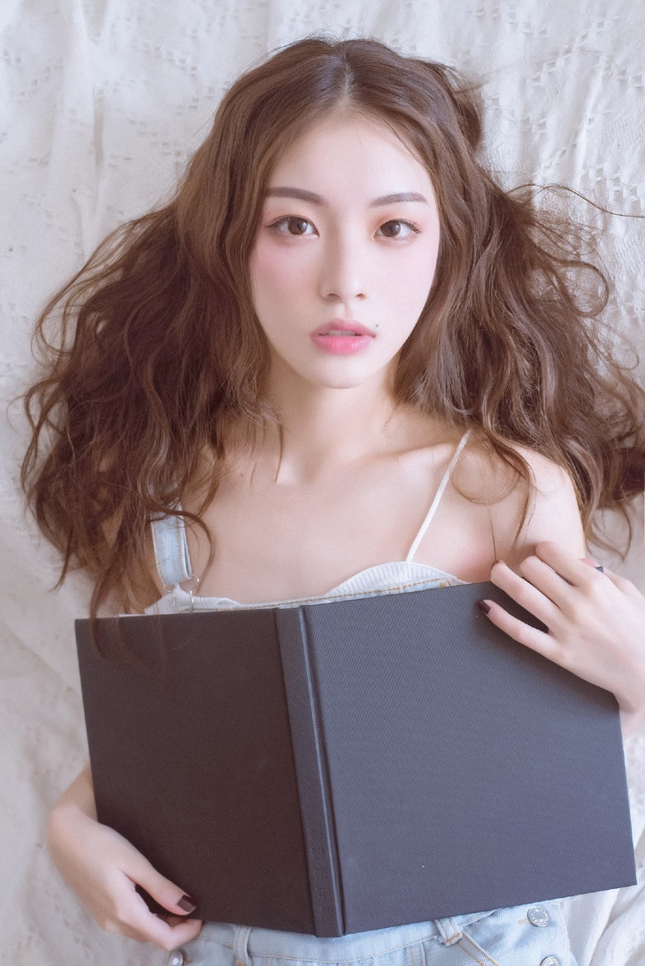 嘴角痣居家美人浅蓝背带裤棕色卷发皮肤白到发光图片