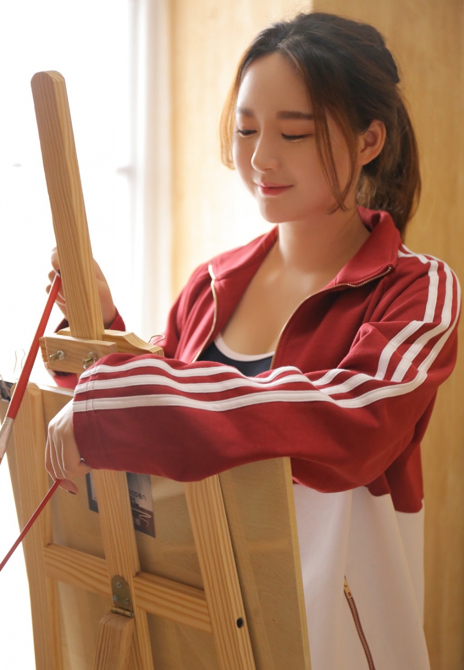 死水库泳衣美女高束马尾白嫩长腿闺房作画情趣写真图片