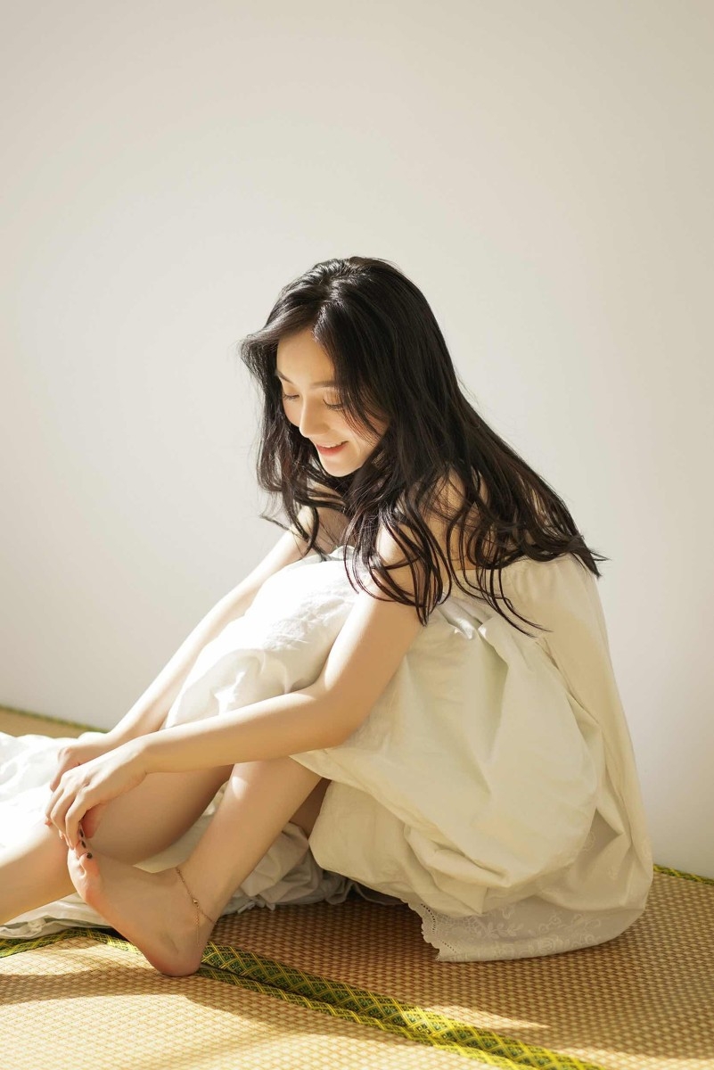 吊带睡裙美女长发披肩裸露香肩美腿私房写真图片