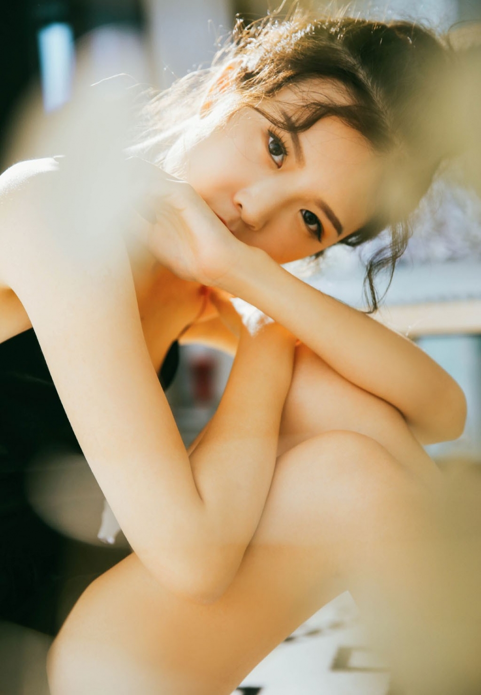 复古系白嫩长腿美女深v吊带短裙大秀香肩裸背写真图片