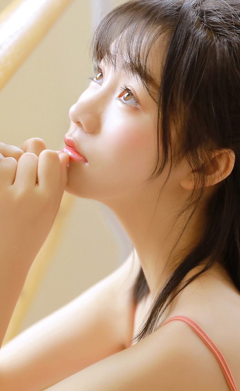 紧身舞蹈服清纯美女甜美微笑露出两颗小虎牙可爱写真