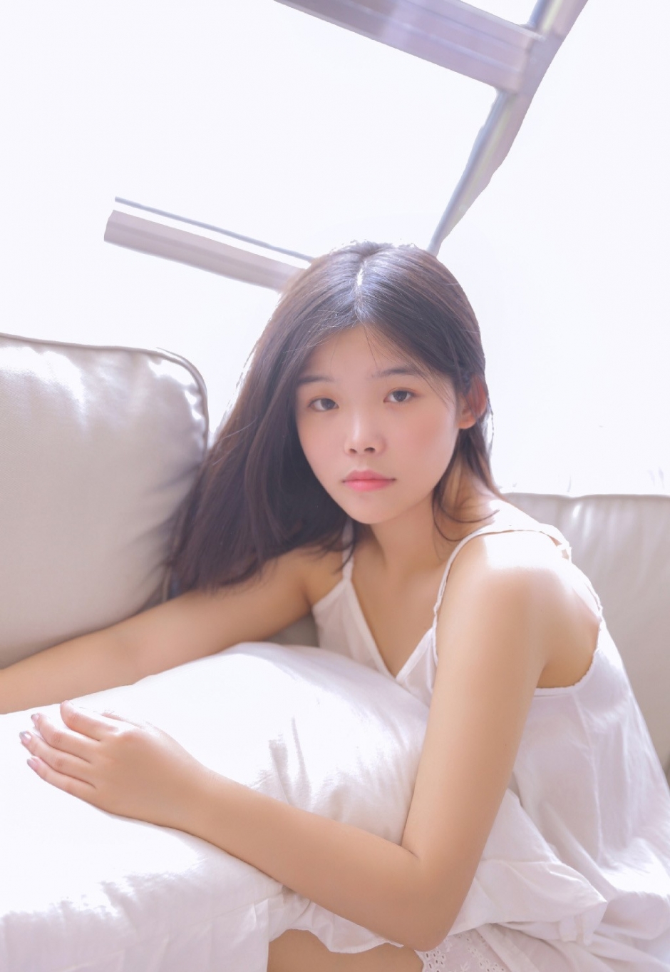 日系小清新美女白嫩香肩迷人长腿沙发情趣写真图片