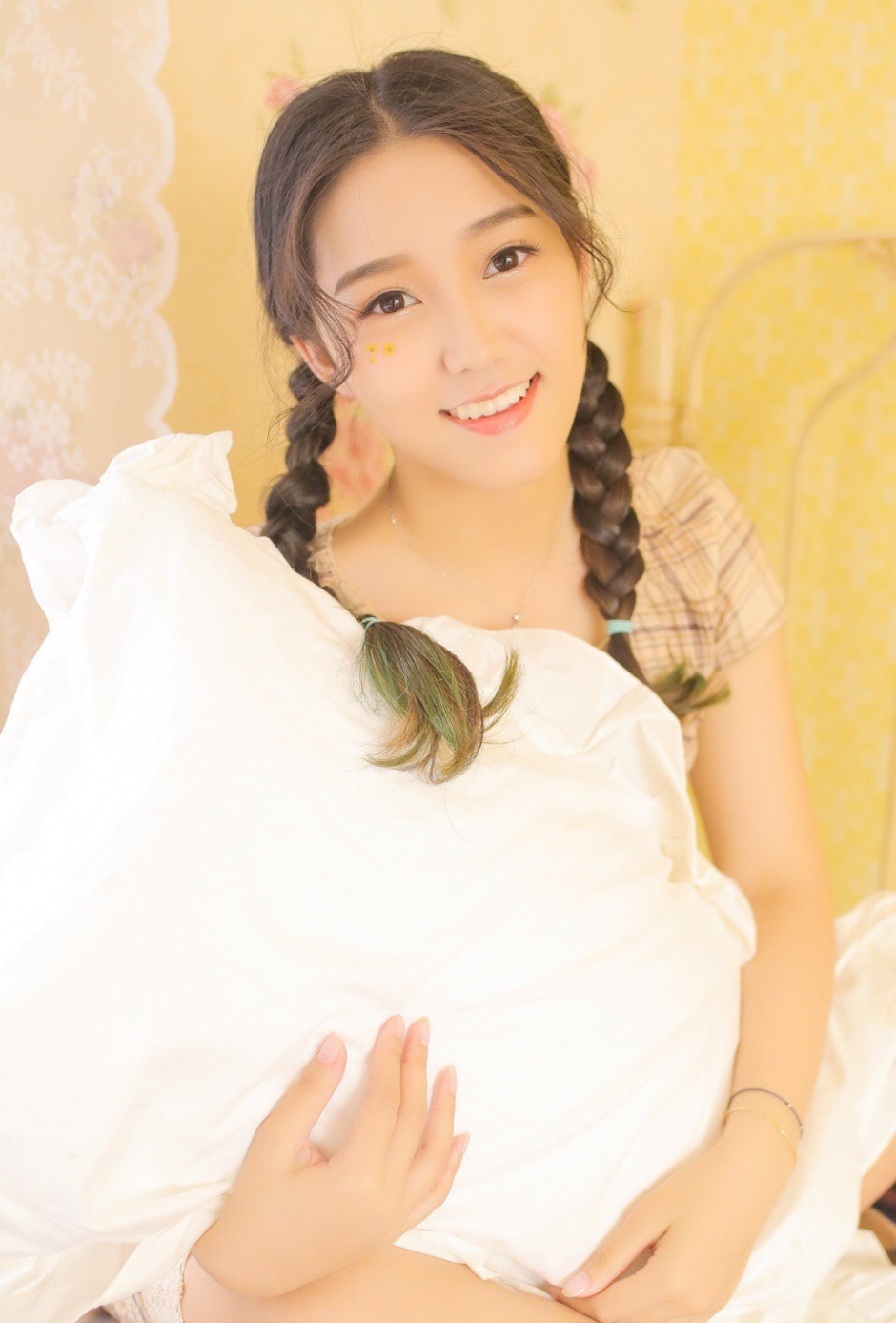 中分双马尾美女肤若凝脂展迷人笑容格子长裙写真图片