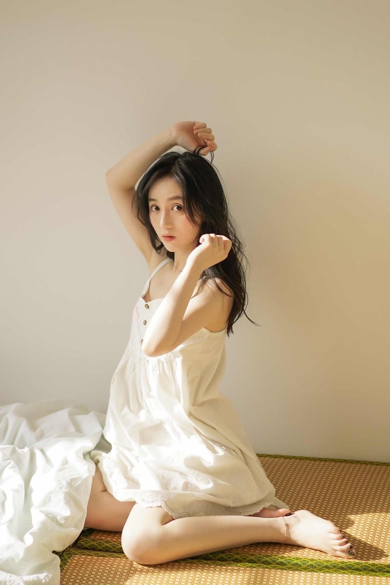 吊带睡裙美女长发披肩裸露香肩美腿私房写真图片