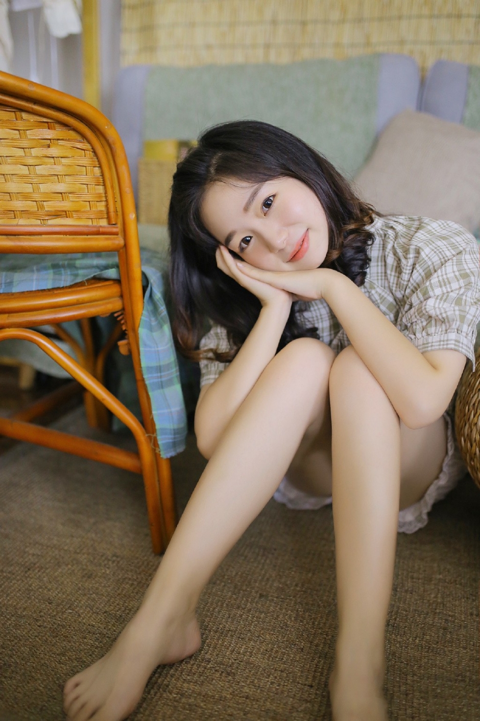 苹果头发型美眉唇红齿白托腮眨眼嘴角上扬伸展懒腰图片