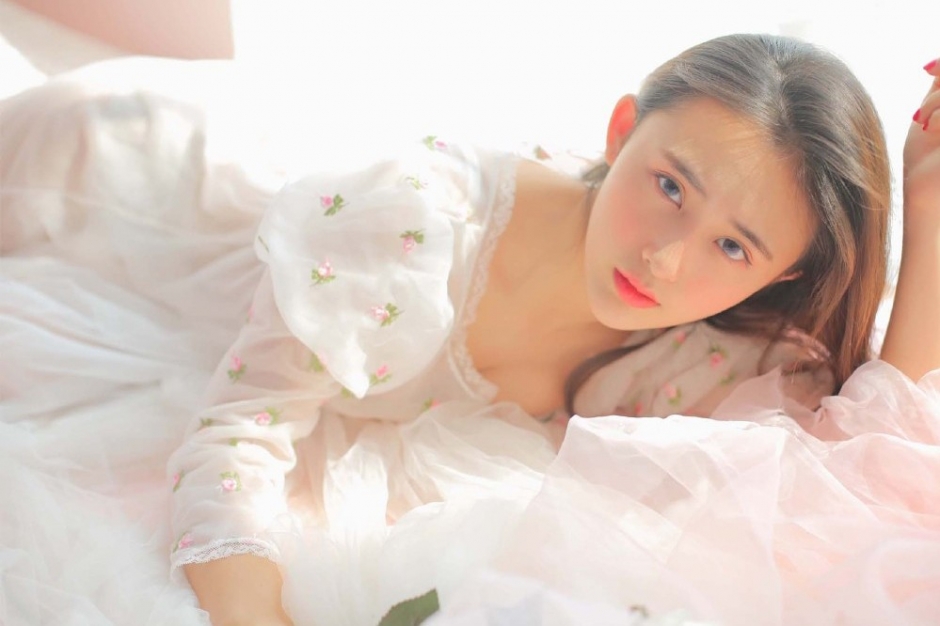 薄纱遮玉体大胸美眉美乳圆润有弹性红唇点睛诱惑写真