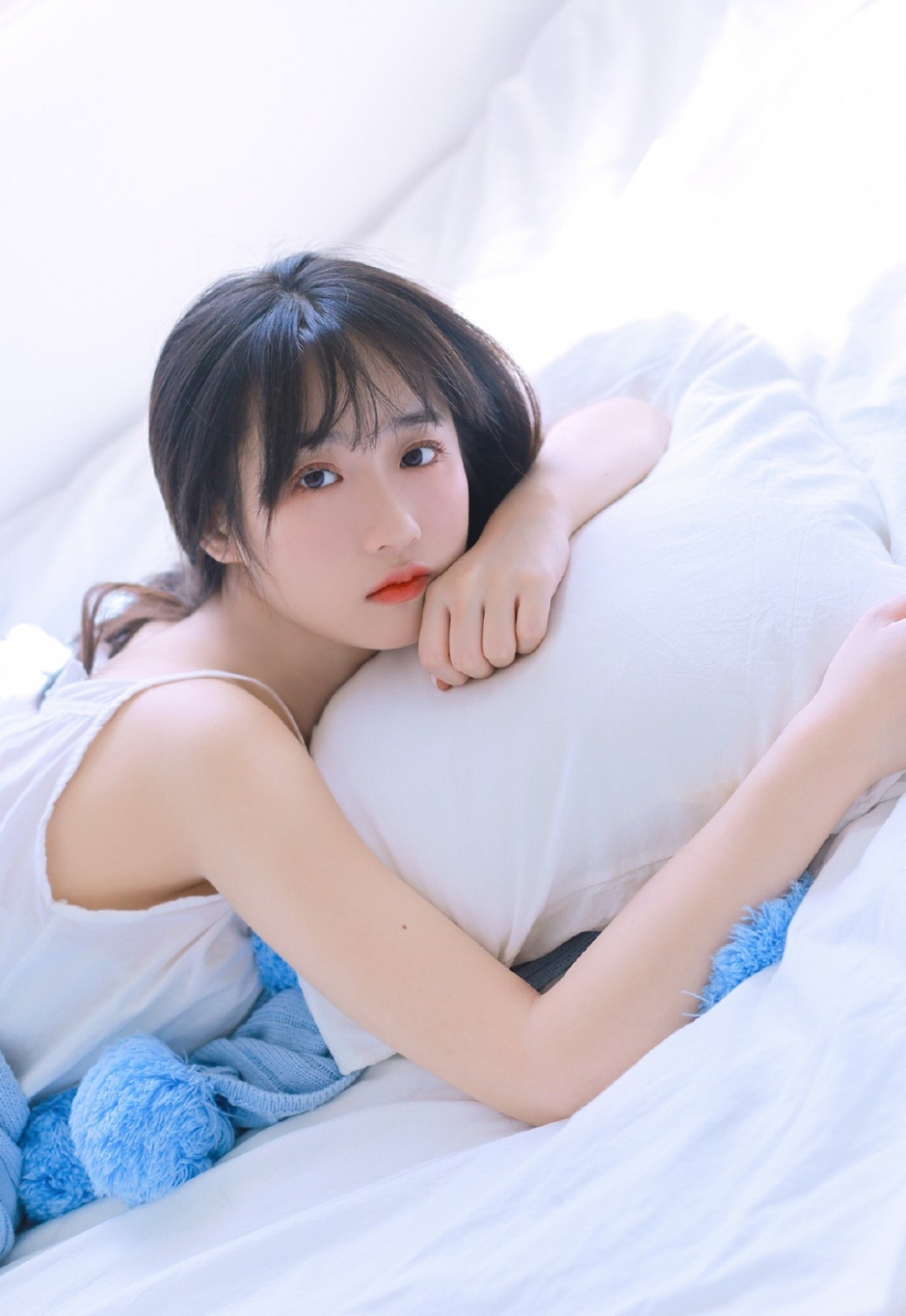 桃花眼妆靓丽白嫩美眉水润香唇逆光唯美写真