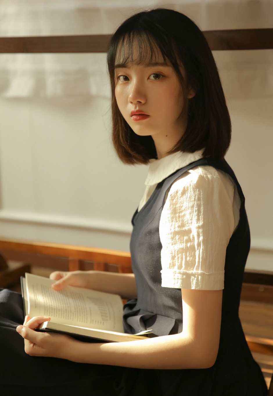 水汪汪眼睛美女学生清爽短发校园制服短裙书房写真图片