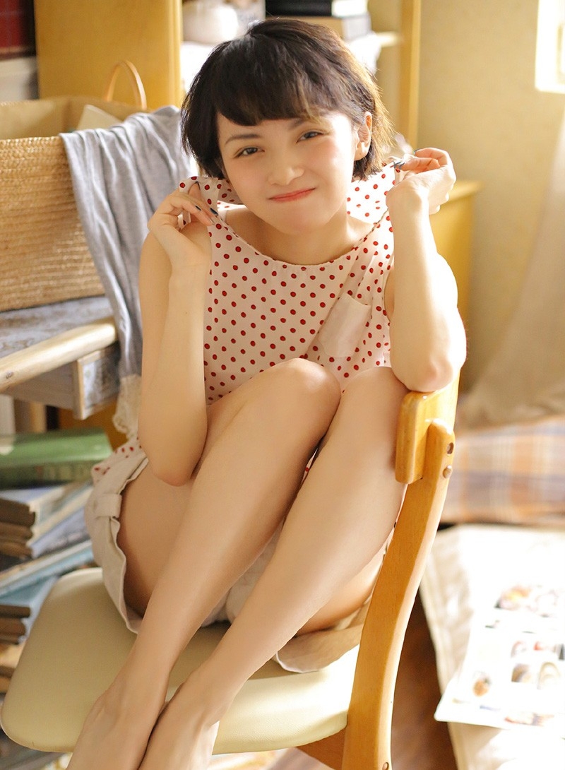 小清新短发美女粉嘟嘟脸蛋娇羞甜美迷离大眼私房写真图片