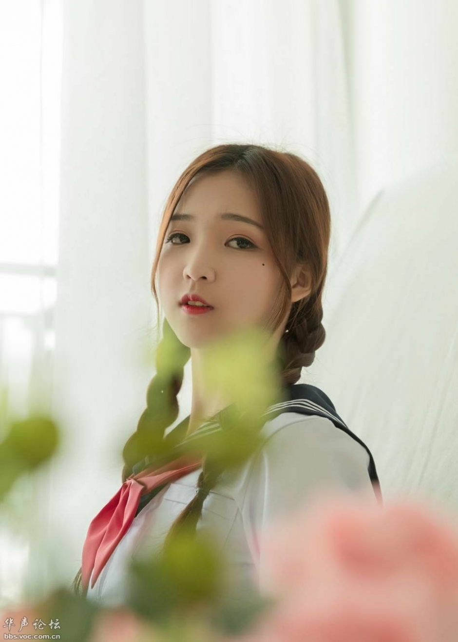 樱桃小嘴美女学生学院风校服可爱麻花辫皮肤光滑写真图片