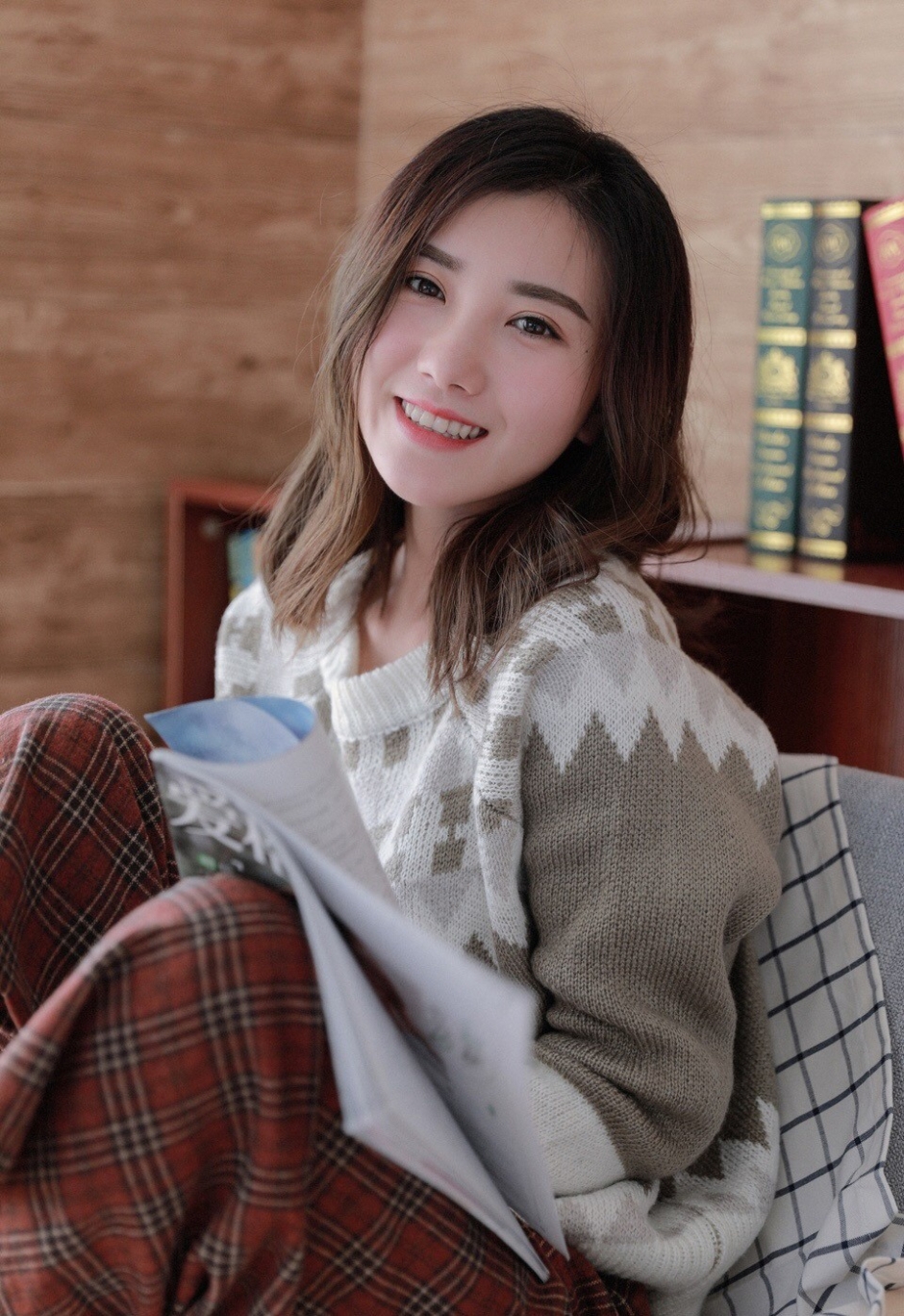 文艺范美女俏丽面容森女系装扮微微一笑少女感十足图片