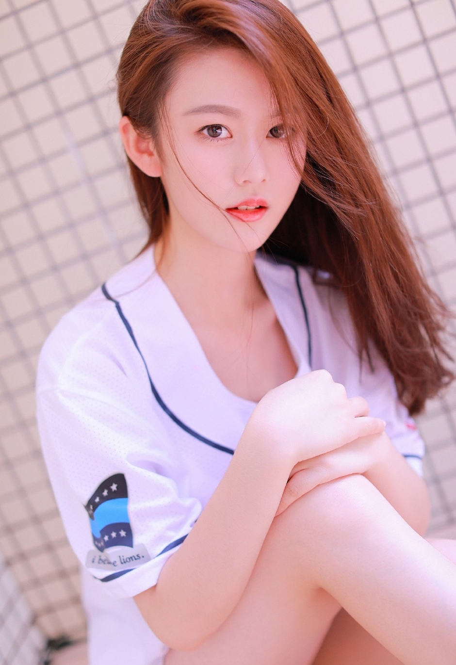 运动型美女白嫩肌肤撩长发骚动人心高清图片