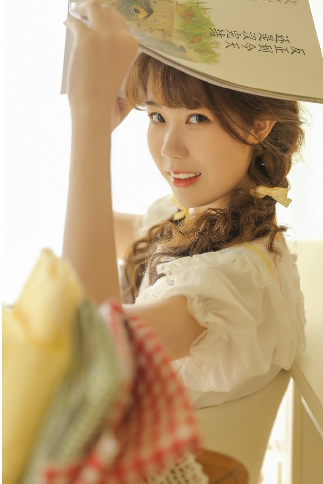 脸蛋白里透红少女蓬蓬袖公主裙可爱麻花辫长相标致图片