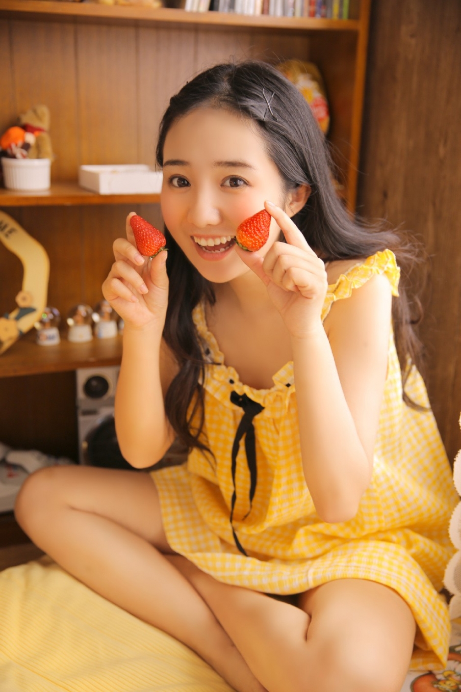 软萌萝莉乌黑长发黄色连衣裙挤眉弄眼吃草莓写真图片