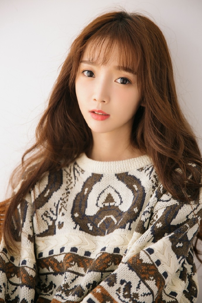 大波浪卷发宅男女神印花毛衣裙展苗条身材白嫩脸蛋图片