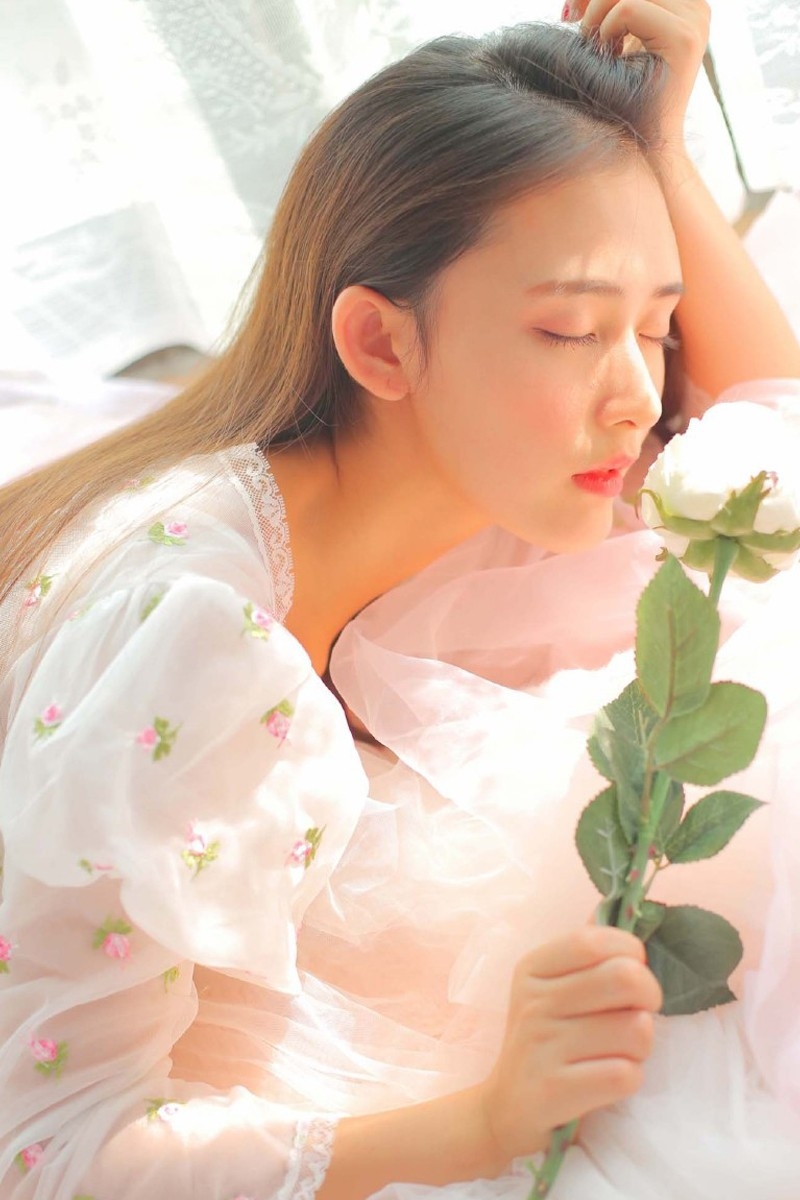 薄纱遮玉体大胸美眉美乳圆润有弹性红唇点睛诱惑写真